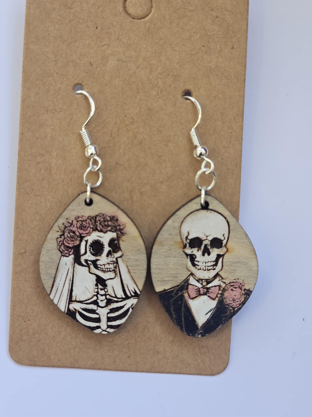 Skeleton bride and groom